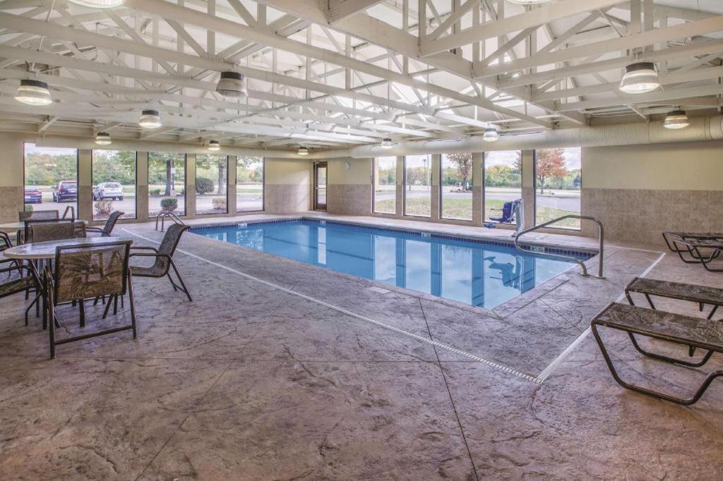 Hotel Country & By Radisson, Canton Near Hall Of Fame North Canton