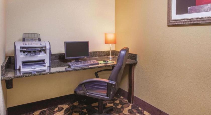 Hotel Country & By Radisson, Canton Near Hall Of Fame