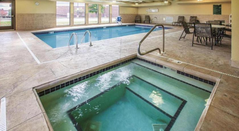 Hotel Country & By Radisson, Canton Near Hall Of Fame