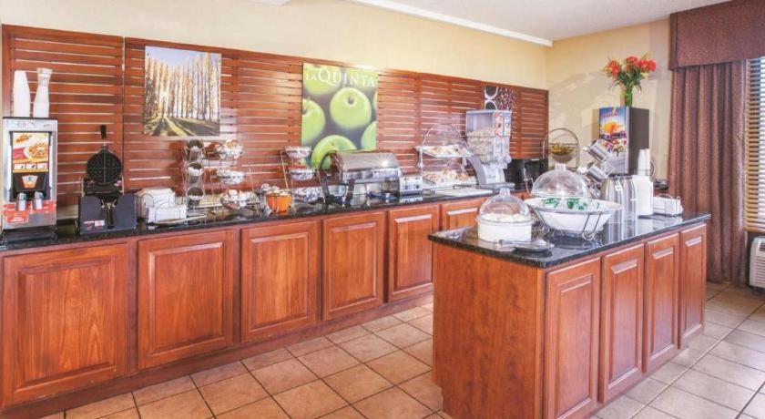 Hotel Country & By Radisson, Canton Near Hall Of Fame 3*