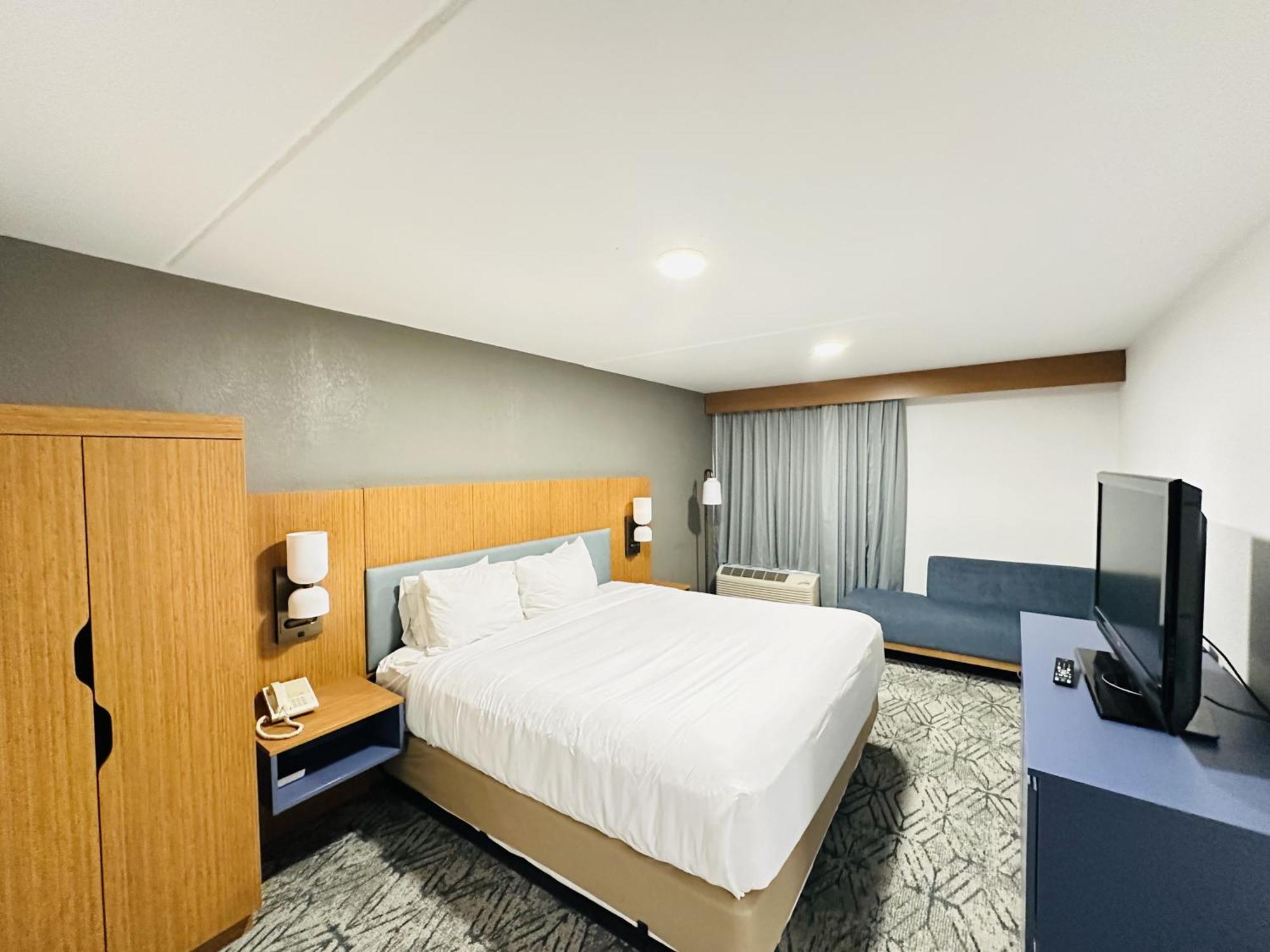 Country & By Radisson, Canton Near Hall Of Fame Hotel 3*