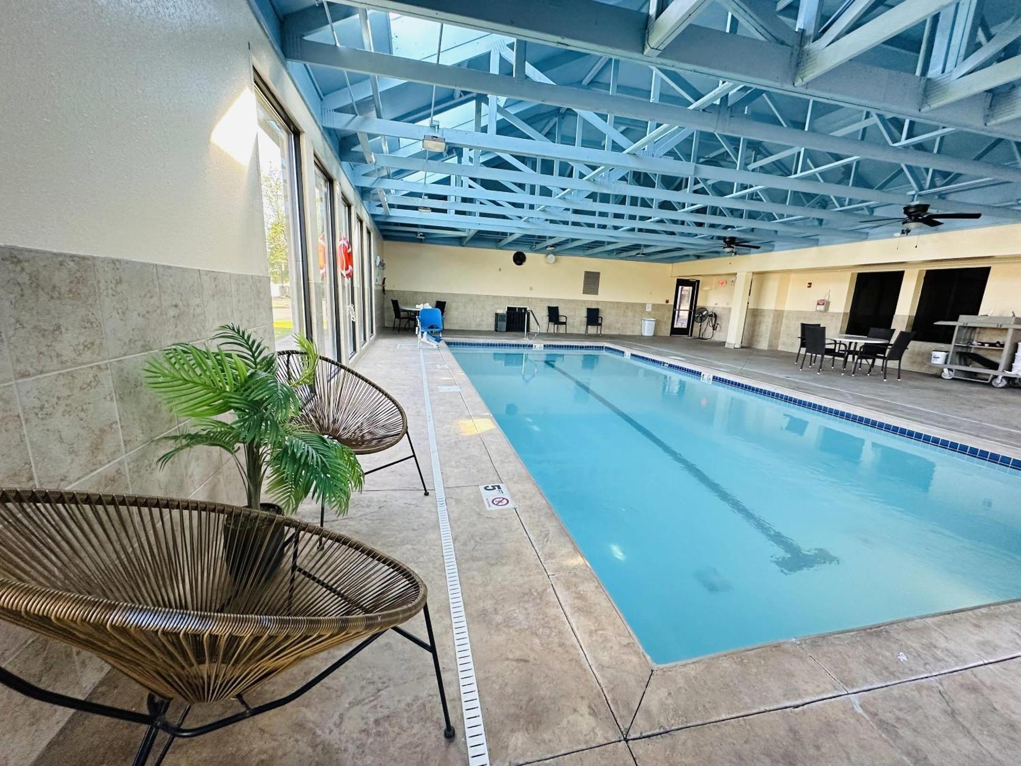 Hotel Country & By Radisson, Canton Near Hall Of Fame