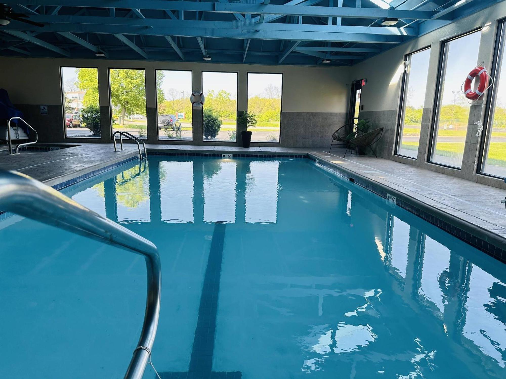 Country & By Radisson, Canton Near Hall Of Fame Hotel 3*