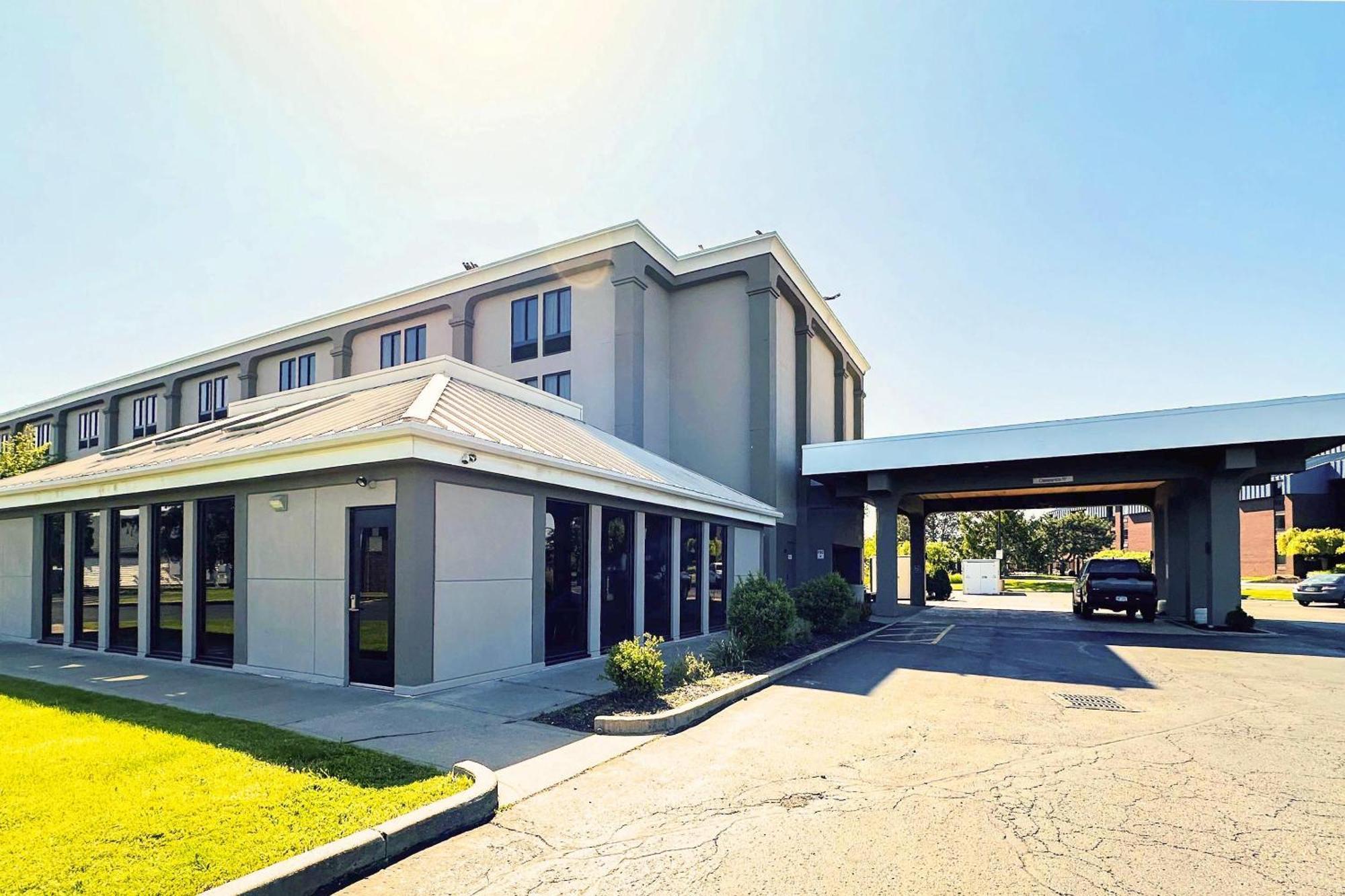 Hotel Country & By Radisson, Canton Near Hall Of Fame North Canton
