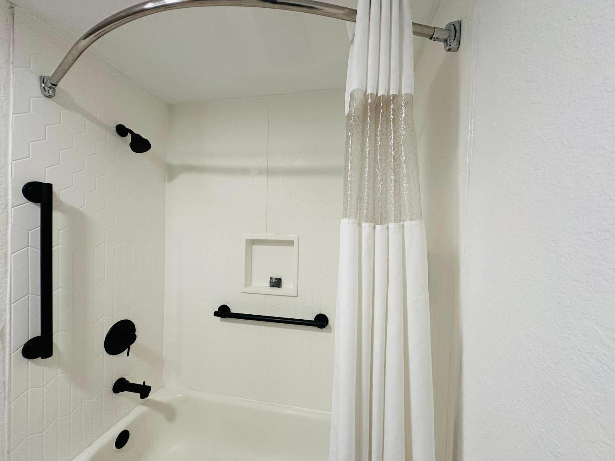 Country & By Radisson, Canton Near Hall Of Fame 3*