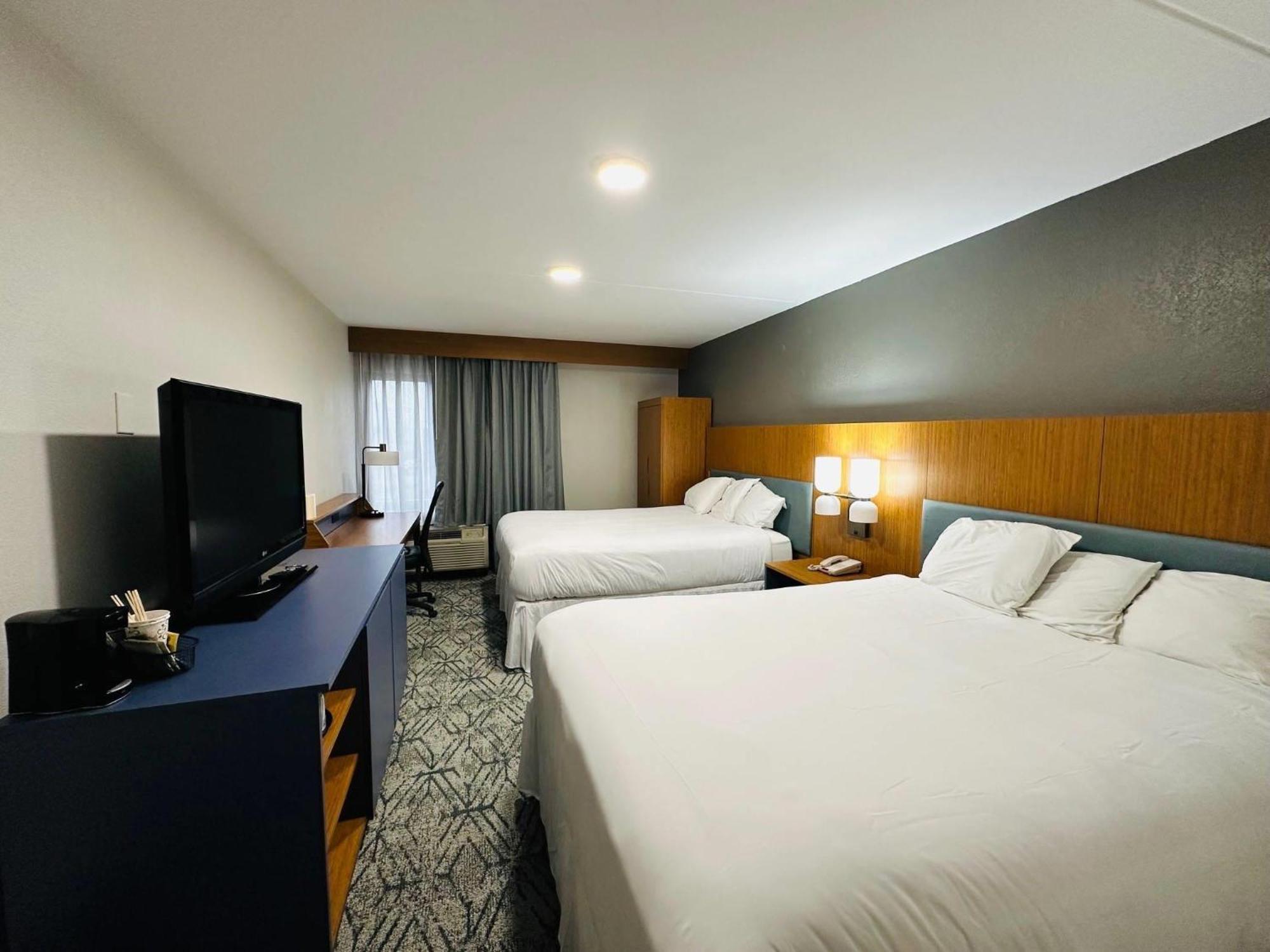 Country & By Radisson, Canton Near Hall Of Fame 3*