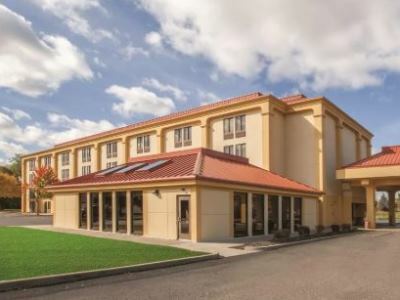 Country & By Radisson, Canton Near Hall Of Fame 3*