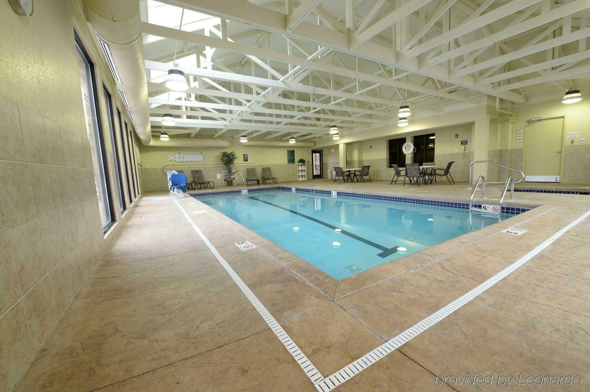 Country & By Radisson, Canton Near Hall Of Fame Hotel North Canton