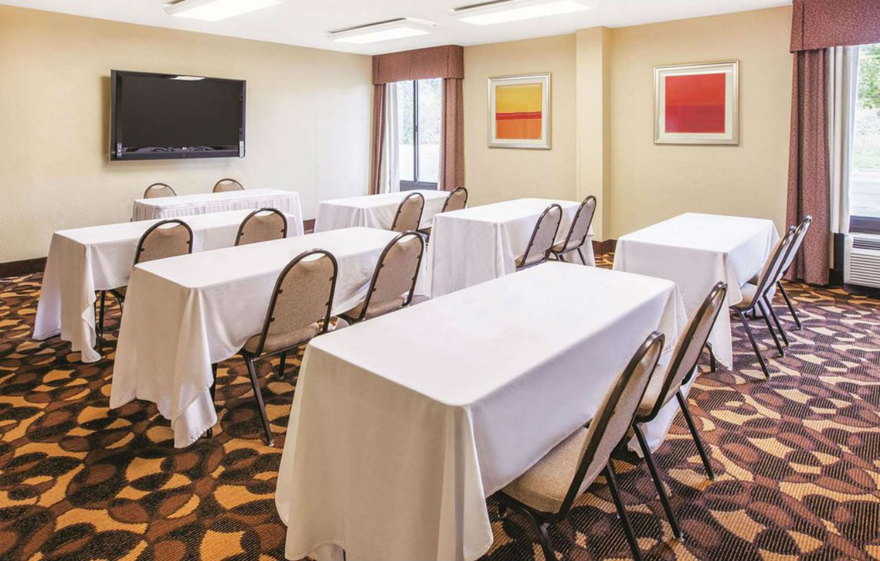 Country & By Radisson, Canton Near Hall Of Fame Hotel