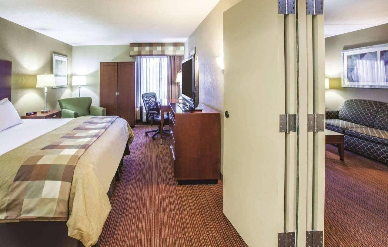 Country & By Radisson, Canton Near Hall Of Fame 3*